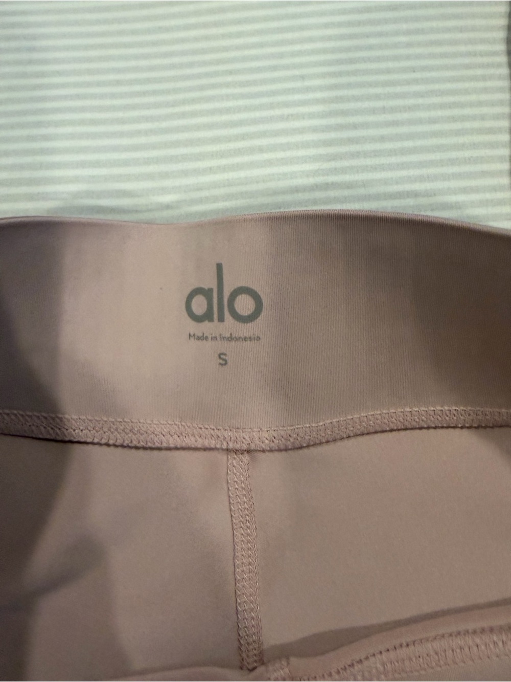 ALO Yoga Dusty Pink Bralette and Leggings Set - Picture 3 of 6